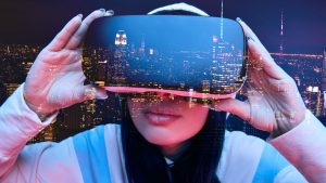 O persoană experimentează tehnologia de realitate virtuală în fața unei panorame urbane nocturne iluminate, evidențiind cum realitatea augmentată și machine learning pot îmbogăți percepția mediilor metropolitane. Casca de realitate virtuală de ultimă oră oferă o vizualizare imersivă și interactivă a peisajului urban, simbolizând integrarea tehnologiilor emergente în cotidian.