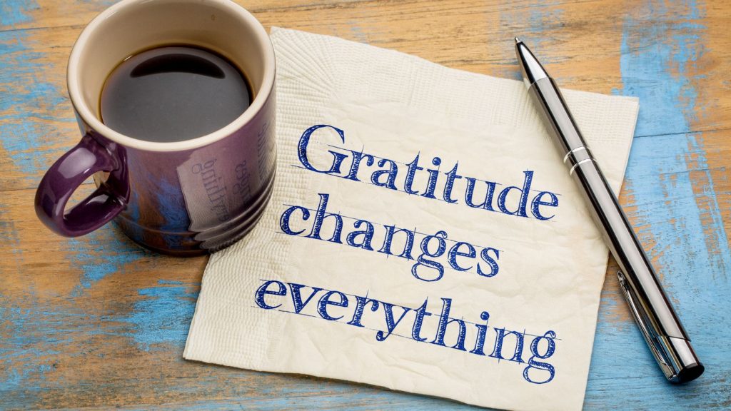 Gratitudinea schimbă totul - cană de cafea și citat inspirațional, subliniind importanța recunoștinței în viața de zi cu zi.