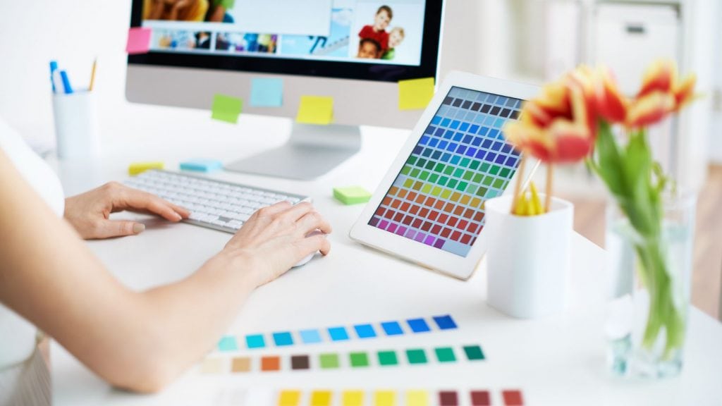 Lifestyle design: Femeie lucrând cu culori pe un PC, imagini colorate cu copii