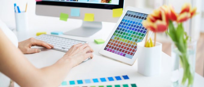 Lifestyle design: Femeie lucrând cu culori pe un PC, imagini colorate cu copii