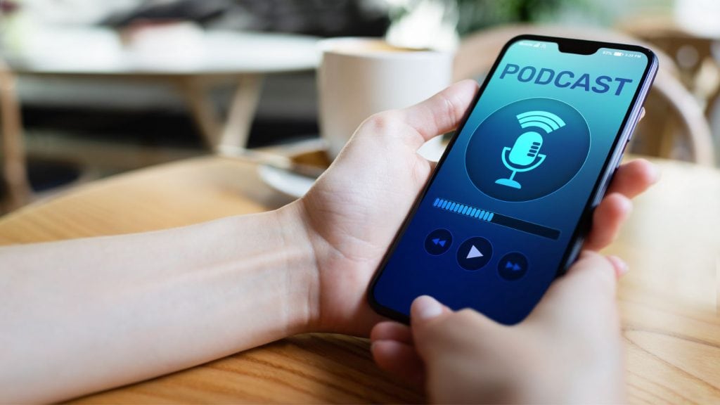 Redare podcast pe ecranul unui telefon mobil. Concept media pentru dezvoltare personală și podcasturi online.