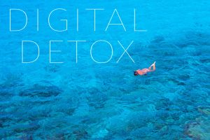 O persoană relaxându-se în mare, fără dispozitive electronice, bucurându-se de o pauză de detoxifiere digitală