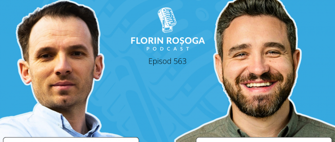 Invitatul nostru, Ion Mihai, Regional Sales Manager la DKV Mobility România, vine dintr-un loc în care teoria se întâlnește zilnic cu realitatea din teren, acolo unde o flotă auto nu înseamnă doar vehicule, ci și o rețea de decizii, restricții și obiceiuri administrative. În peste zece ani de colaborare cu companii mici, mijlocii și mari, el a văzut cum lipsa vizibilității asupra costurilor poate pune presiune pe o firmă și cum o abordare mai organizată poate readuce ordine într-un spațiu care altfel rămâne fragmentat.